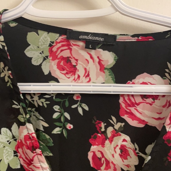 Beautiful sheer (non see through) top - Picture 3 of 4